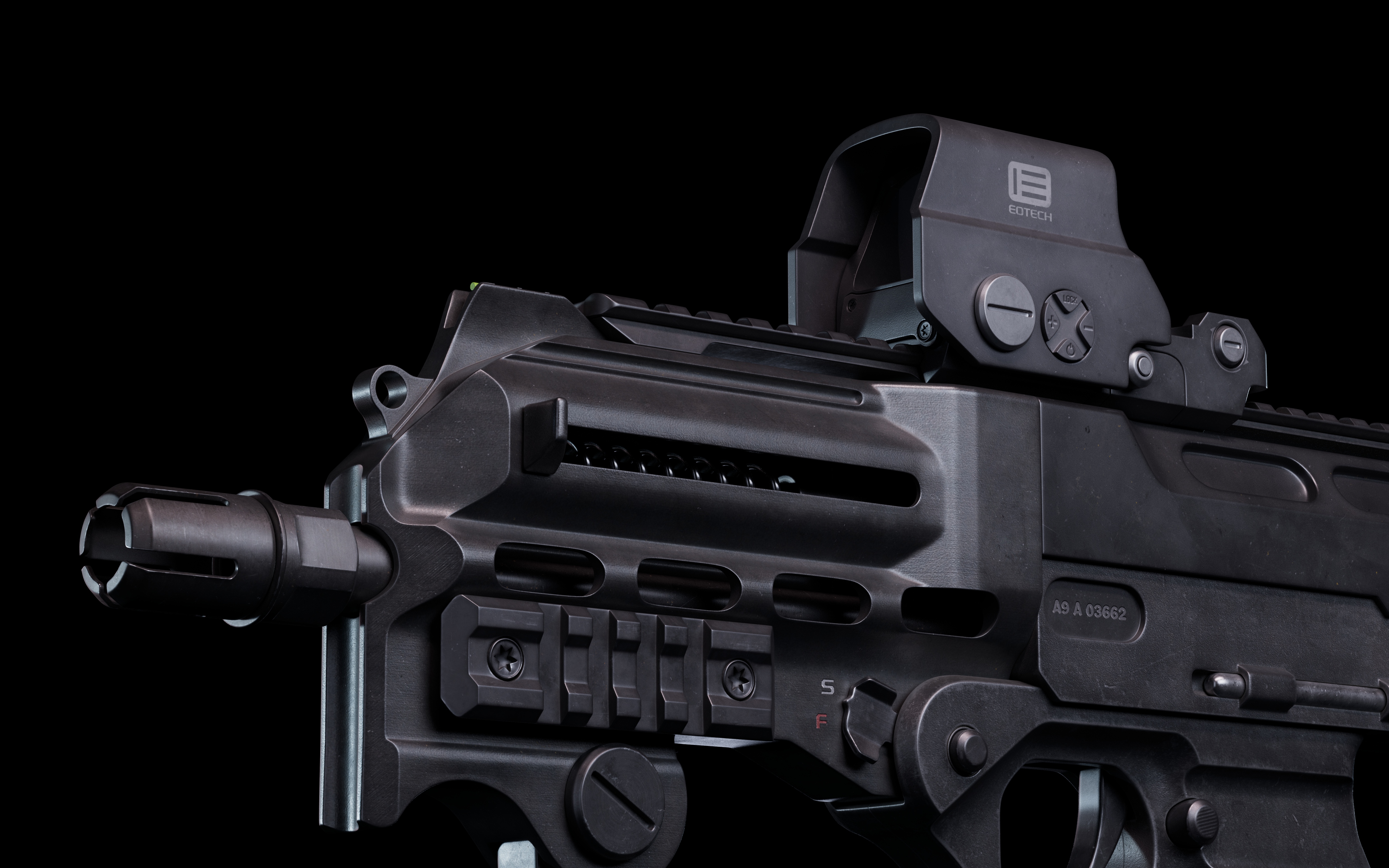 冲锋枪前端枪口与护木特写,展示消焰器与导轨系统